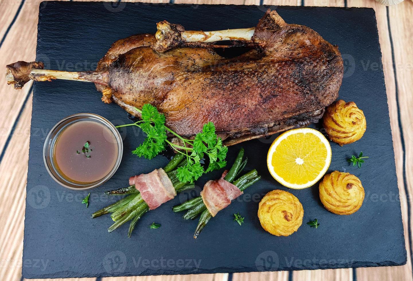 gebratene Gans mit Bohnen und Herzoginkartoffeln foto