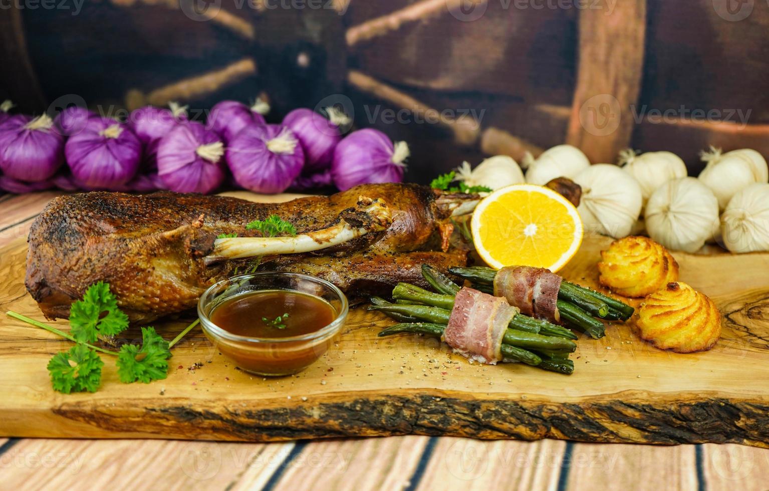 gebratene Gans mit Bohnen und Herzoginkartoffeln foto