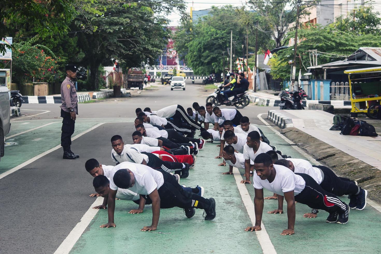 Sorong, West-Papua, Indonesien 2021 – Unteroffiziere der indonesischen Polizei foto