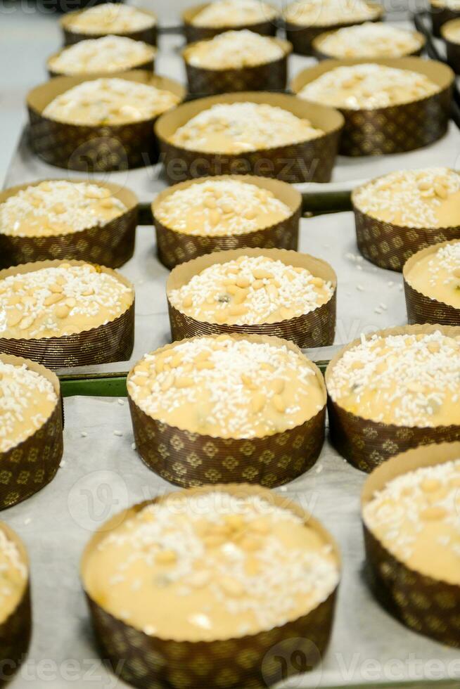 Koch produzieren Panettone, während lievitieren, Hinzufügen Mandel Zucker Belag zu roh Süss Brot. foto