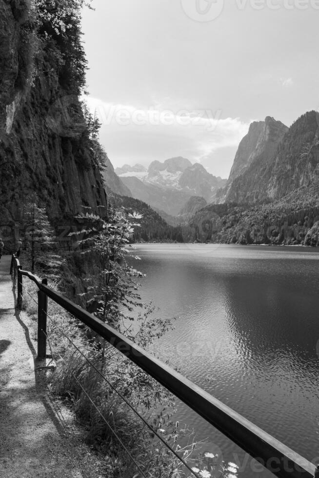 Wandern in der Nähe von Gosau im Österreich foto