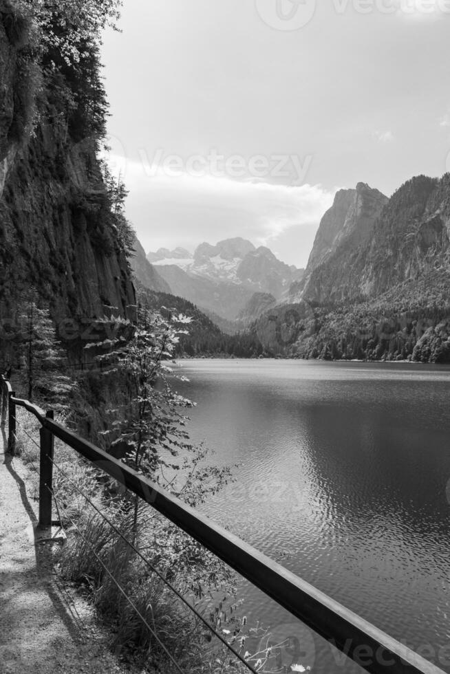 Wandern in der Nähe von Gosau im Österreich foto