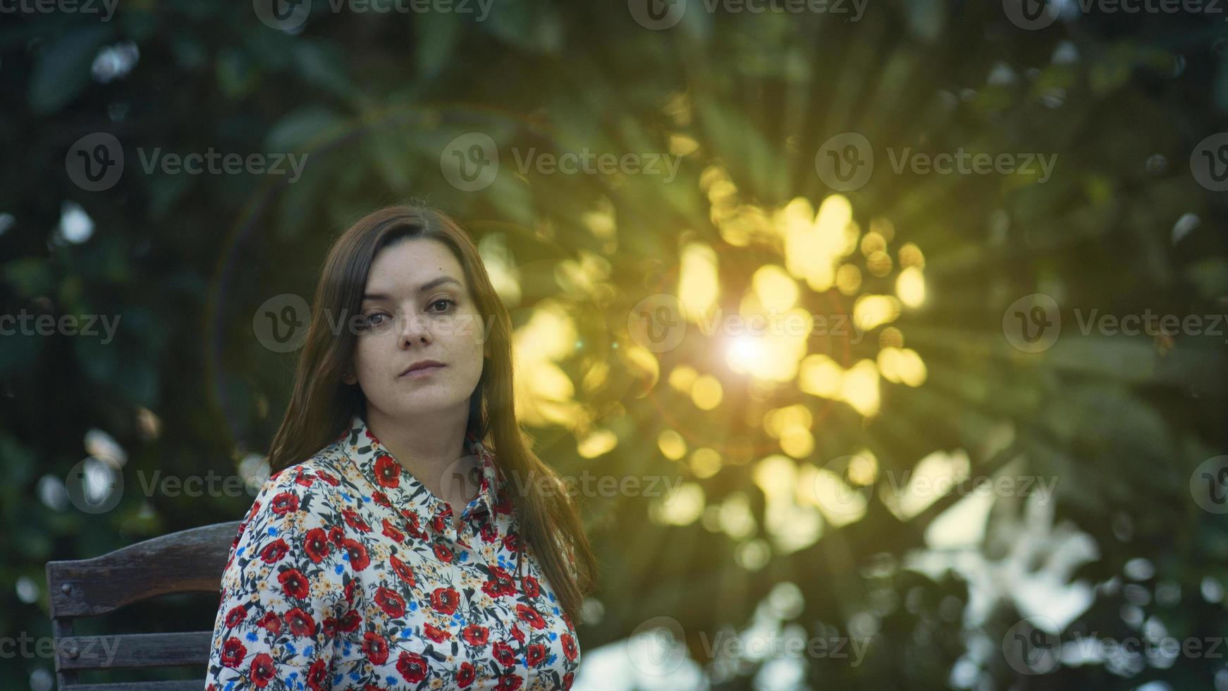 junge Frau in einem Blumenkleid foto