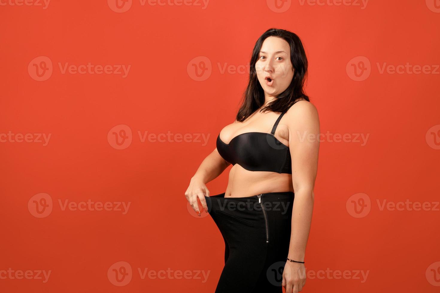 glückliche Plus Size positive Frau im Studio foto
