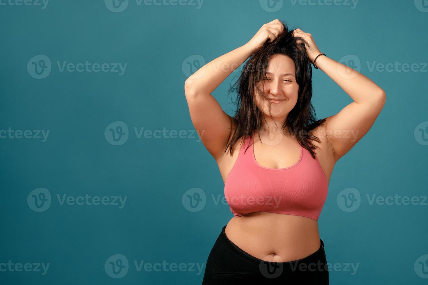 glückliche Plus Size positive Frau im Studio foto