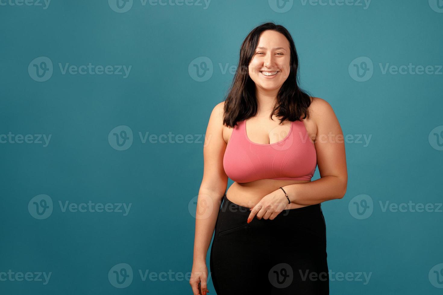 glückliche Plus Size positive Frau im Studio foto