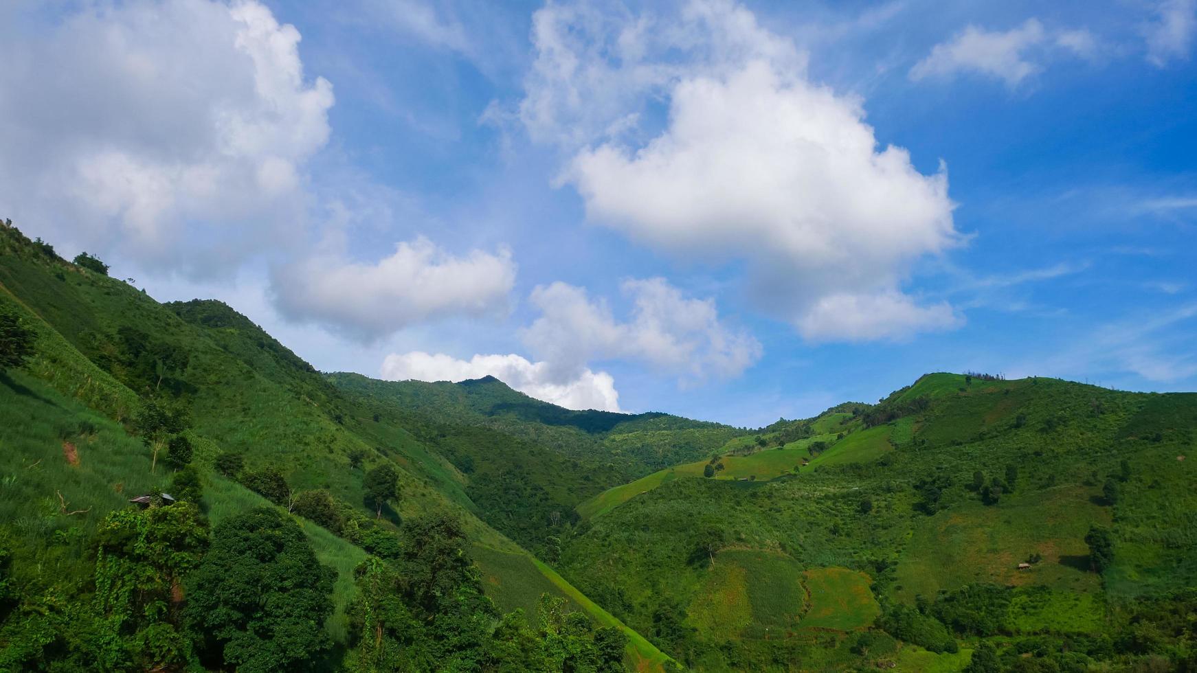 Landschaft Berge und blauer Himmel foto