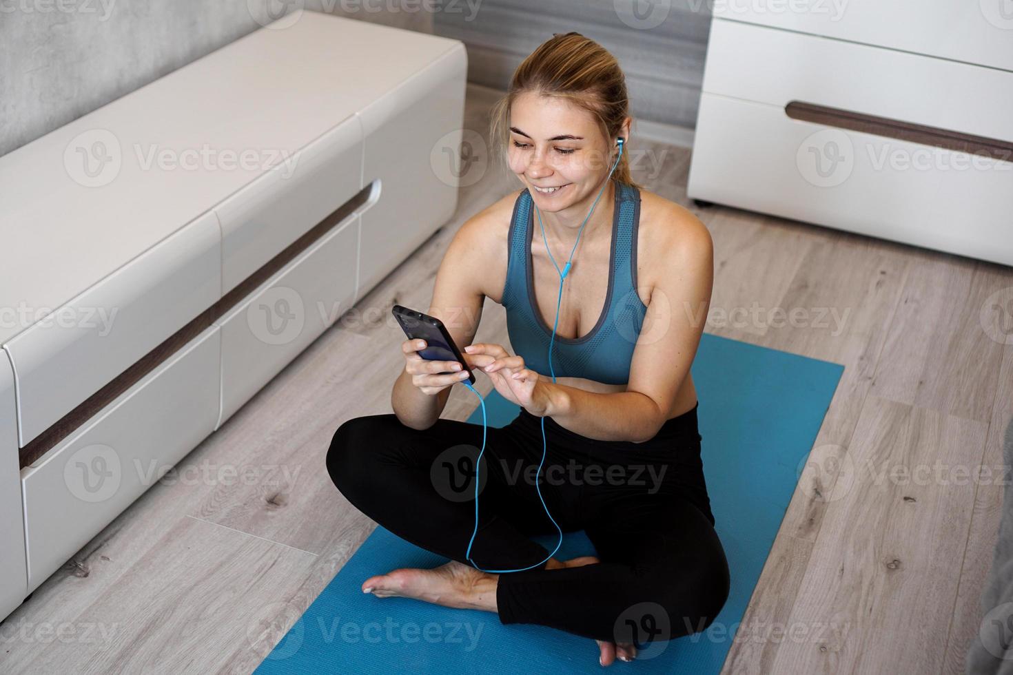 Sportfrau mit Kopfhörern, die die Musik genießen foto