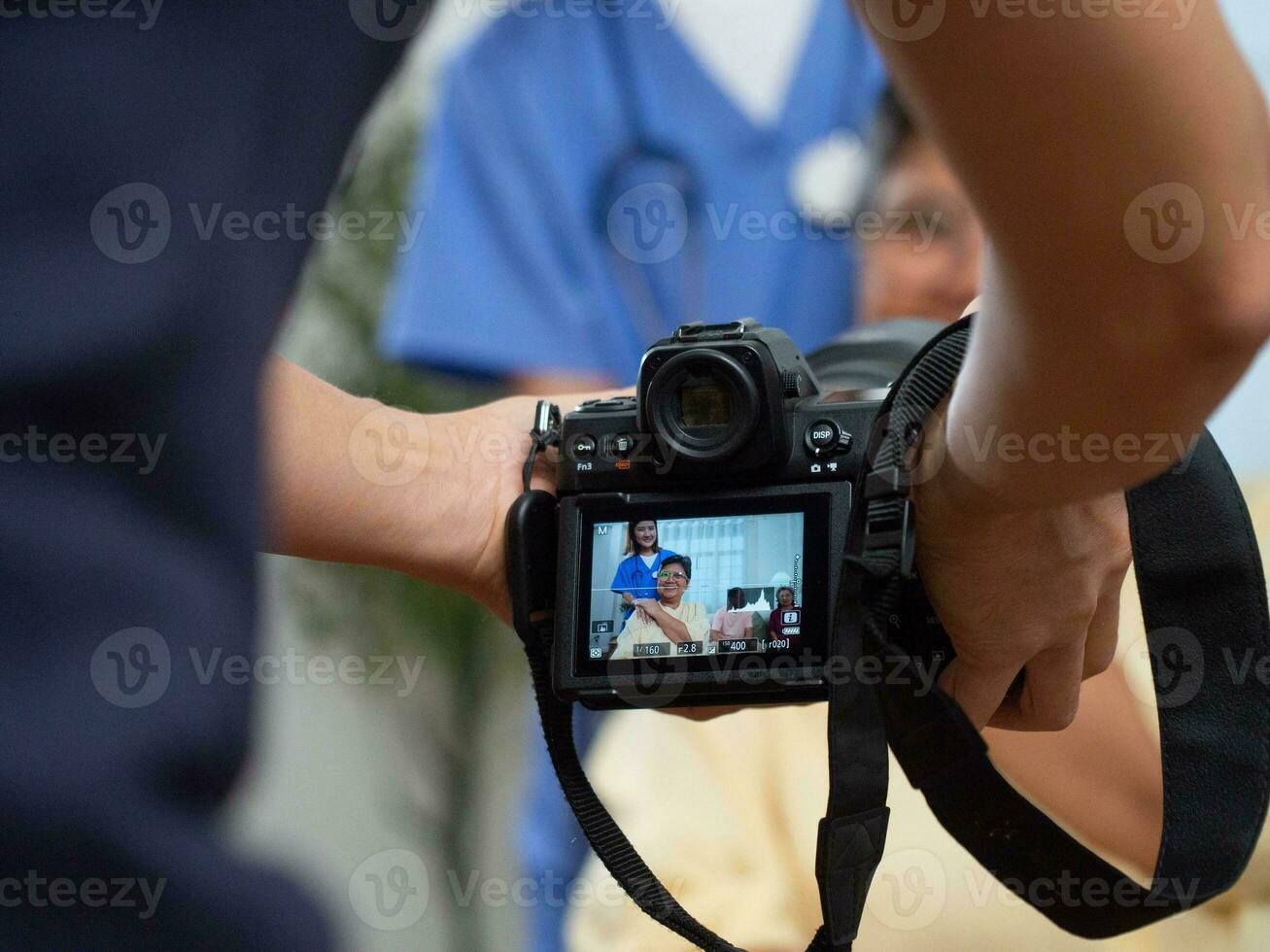 Kamera Video vdo Studio Schuss Marke Fotograf Inhalt Schöpfer kreativ Familie Mutter Sohn weiblich Frau Dame Gesundheit Pflege Behandlung Arzt Krankenschwester Mitarbeiter Technologie Pensionierung Geschäft Senior ältere entspannen foto