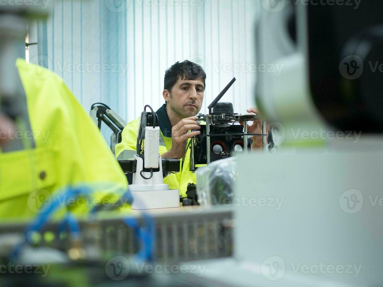 Mann männlich Person Menschen Arbeit Job Besetzung Technologie Bildung Studie Roboter Maschine Lernen Instandhaltung Fabrik Herstellung Techniker Ingenieur Werkzeug Ausrüstung futuristisch System Linie Pflanze Schweißen foto