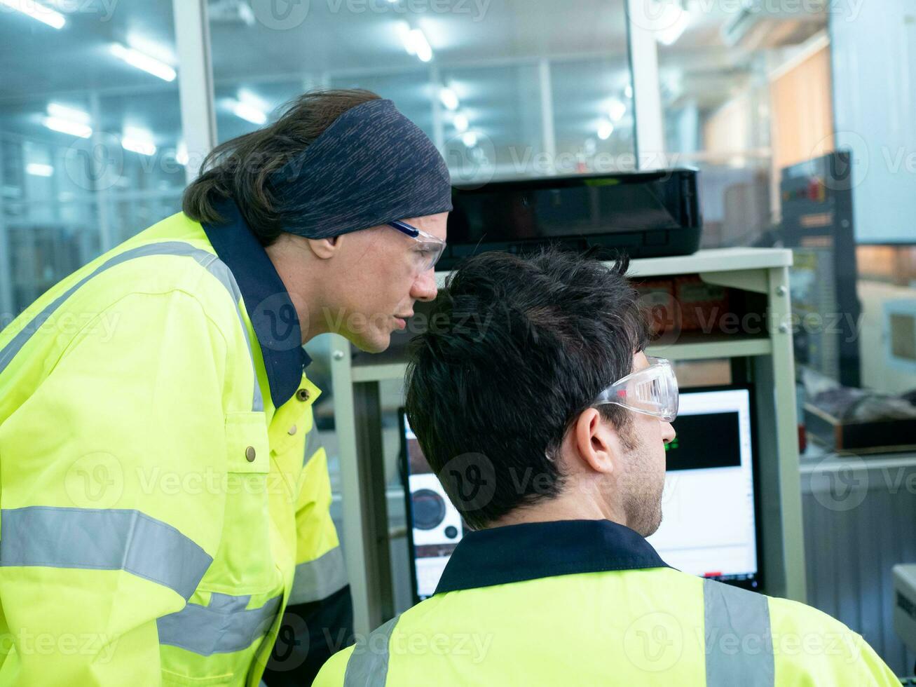 männlich Mann Person Menschen Uniform Sicherheit Arbeit Job Besetzung Computer Notizbuch Monitor Industrie Instandhaltung Rückseite Technologie sich unterhalten sprechen Diskussion Konstruktion Fachmann Helm Ingenieur Auftragnehmer foto