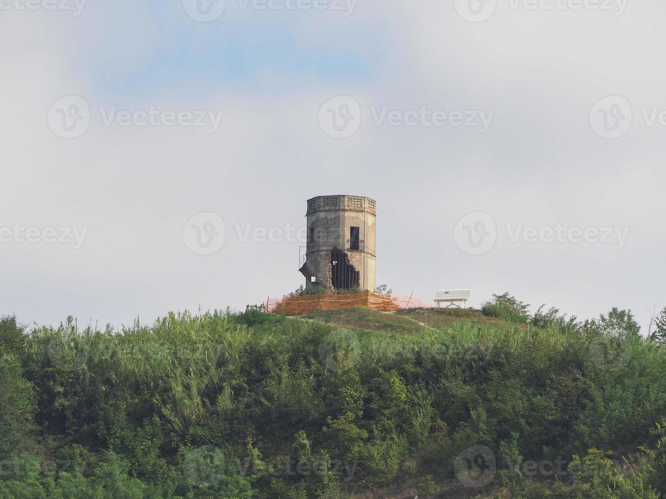 Torion bedeutet die Turmruine in Vezza d'Alba foto