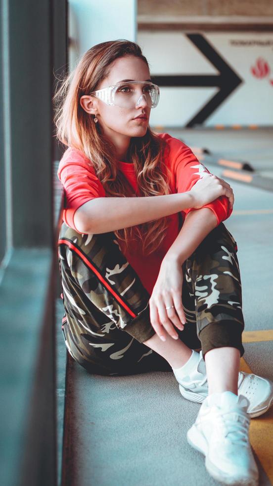 Modemodell mit rotem Hoodie mit Aufschrift Los Angeles foto