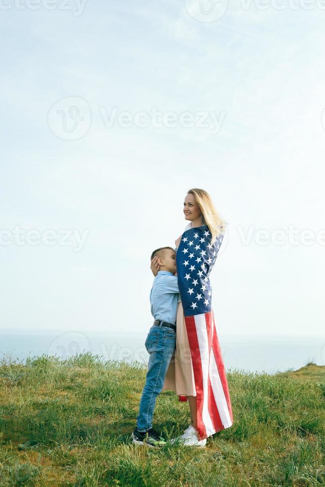 alleinerziehende mutter mit sohn am unabhängigkeitstag der usa foto