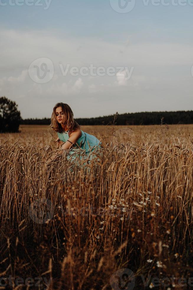 schöne junge Frau tanzt auf dem Feld foto