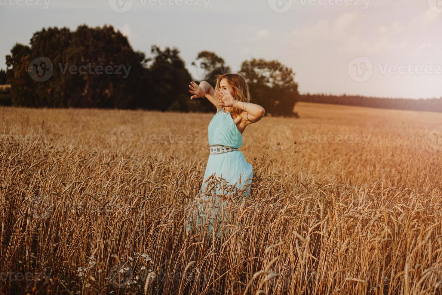 schöne junge Frau tanzt auf dem Feld foto