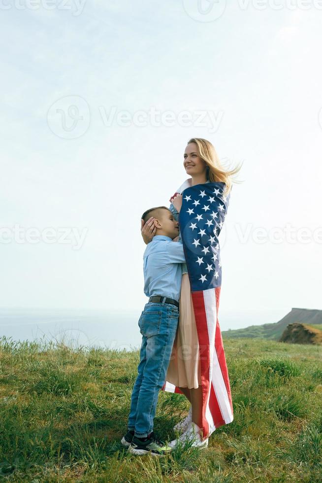 alleinerziehende mutter mit sohn am unabhängigkeitstag der usa foto