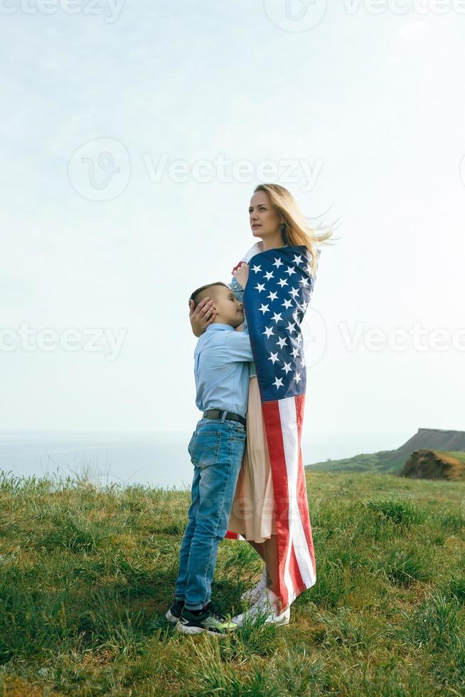 alleinerziehende mutter mit sohn am unabhängigkeitstag der usa foto