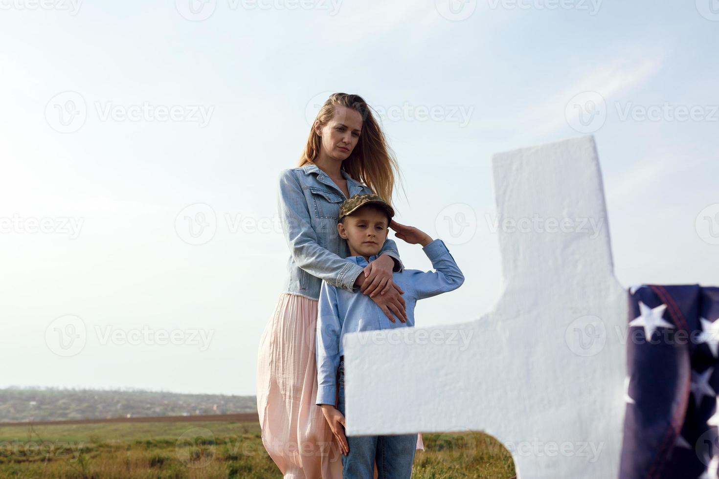 Mama und Sohn besuchten am Gedenktag das Grab des Vaters foto