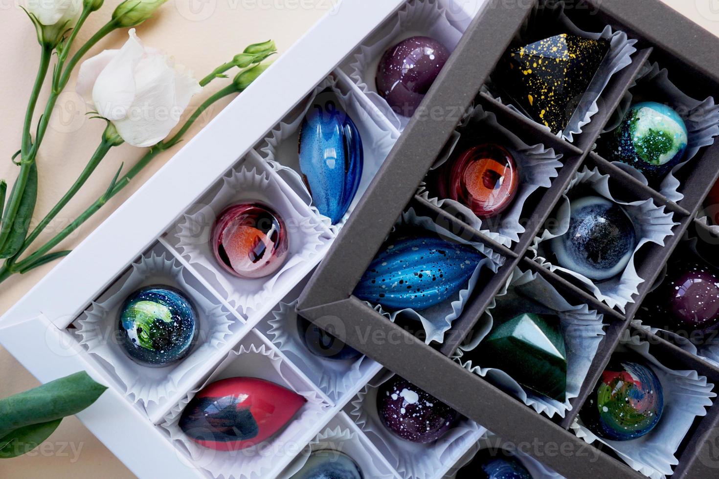 ein Set handgemachter Bonbons in festlicher Verpackung foto