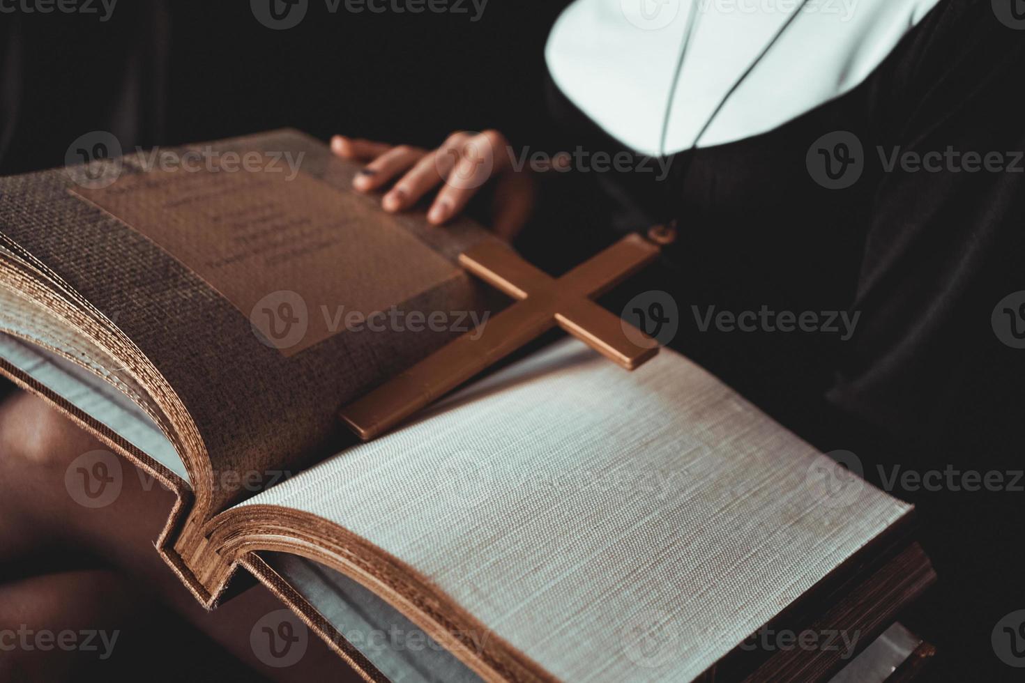 Nonne im schwarzen Anzug der Religion hält Bibel. Religionskonzept foto