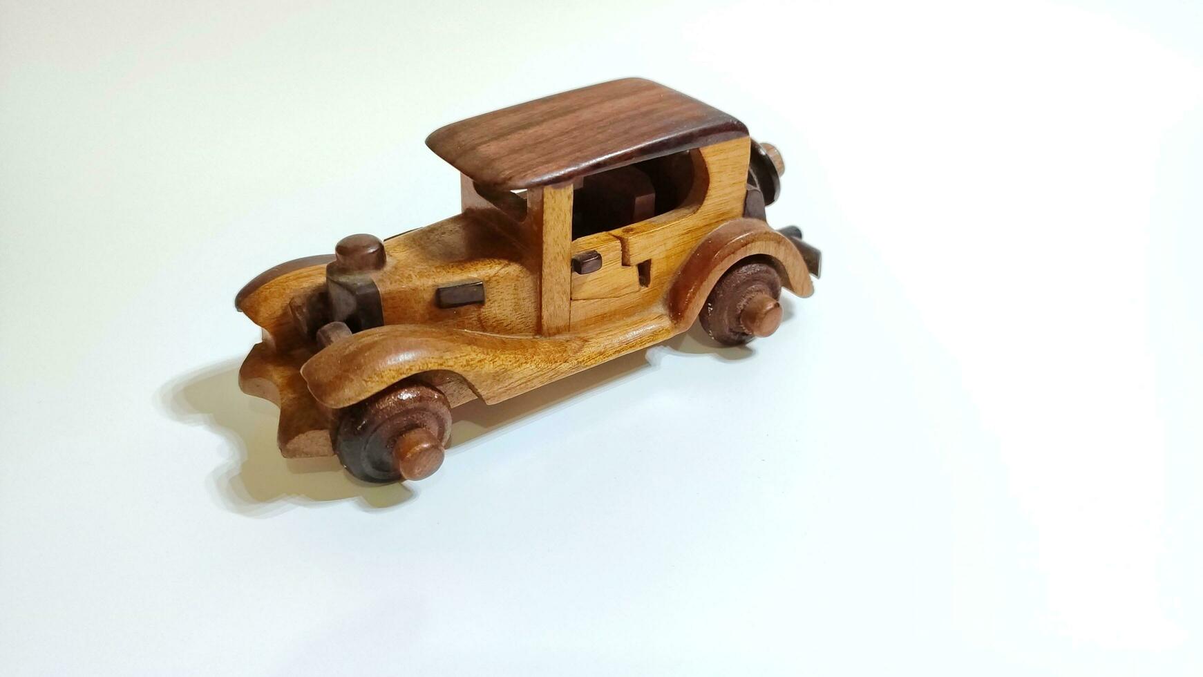 handgemacht hölzern Spielzeug Auto auf ein Weiß Hintergrund foto