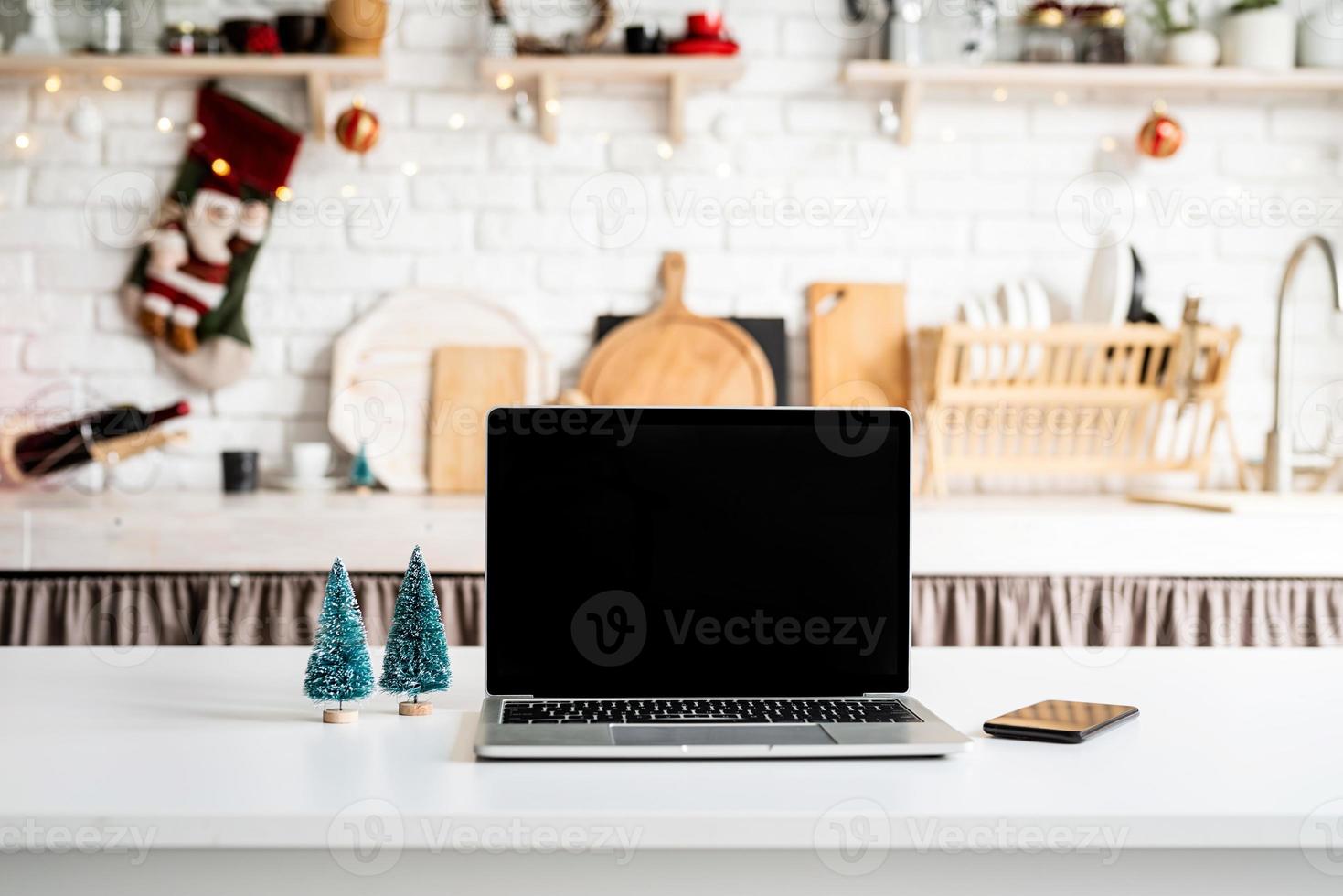 Laptop auf der Vorderansicht der Innenarchitektur der Weihnachtsküche foto