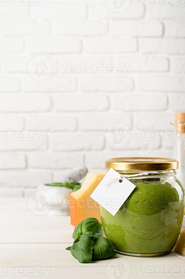 hausgemachte Pesto-Sauce in einem Glas mit leerem Etikett, Mock-up-Design foto