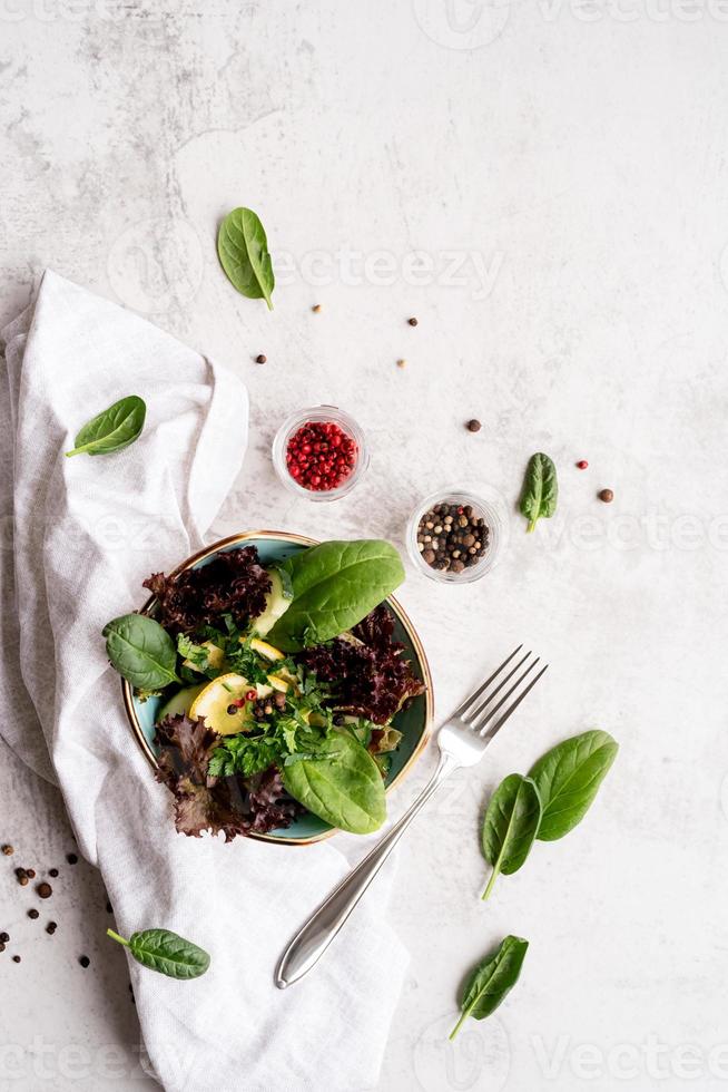 Salat mit Spinat, rotem Salat, Gurken und Grün foto