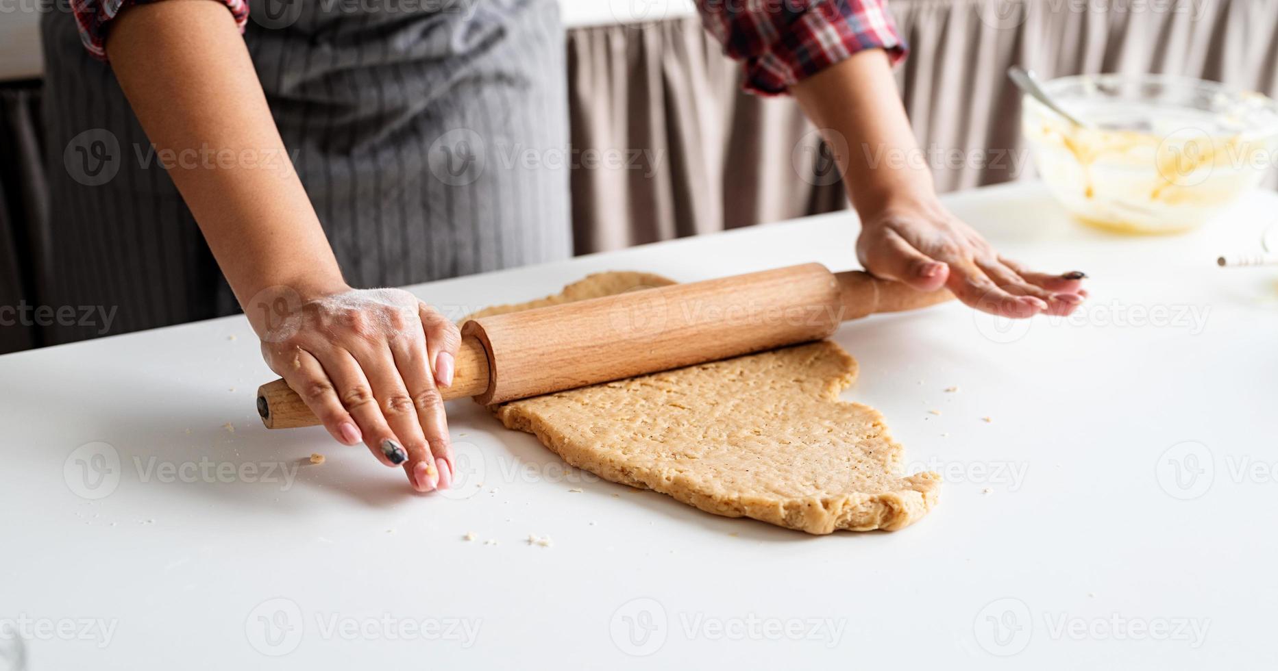 Frauenhände kneten Teig in der Küche foto