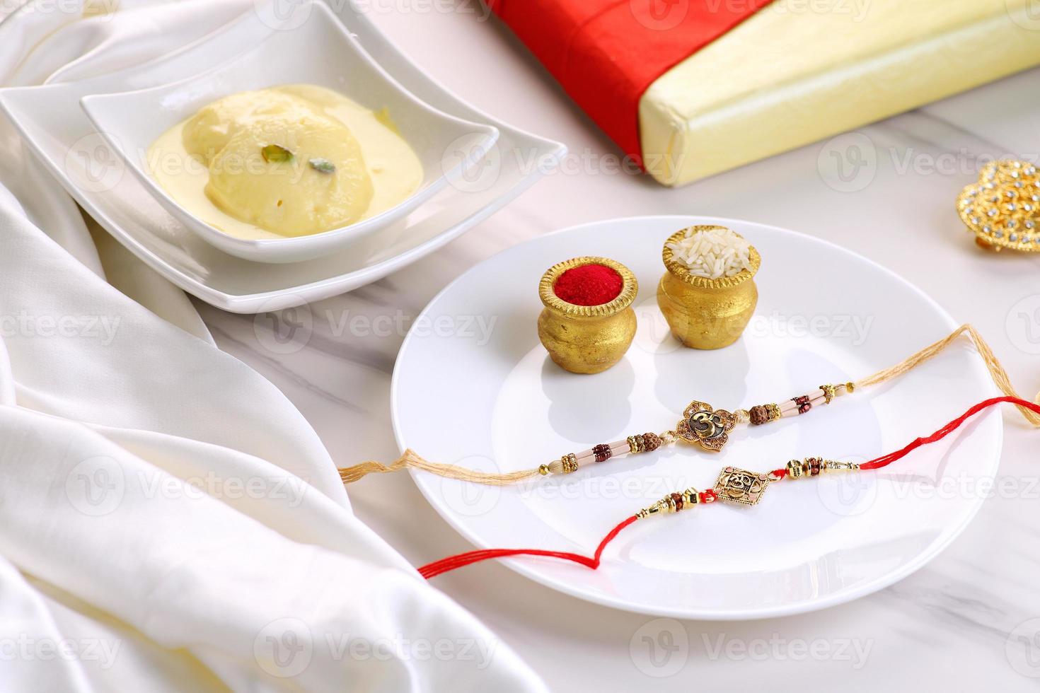 indisches Festival Raksha Bandhan mit Rakhi, Süßigkeiten, Reiskörner, foto