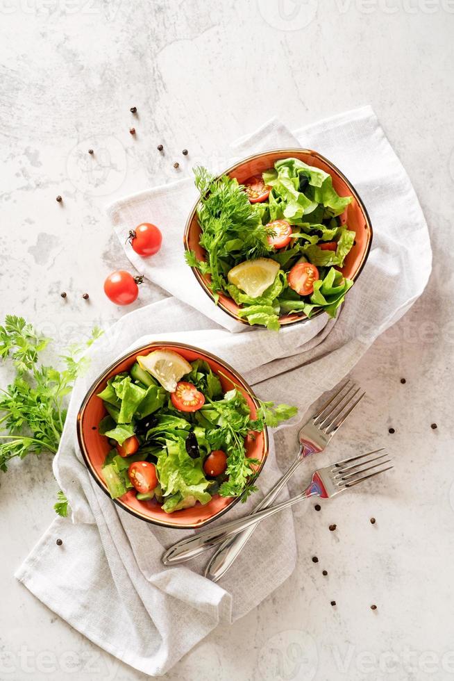 Schüssel mit Gemüse gemischter Salat Draufsicht flach foto