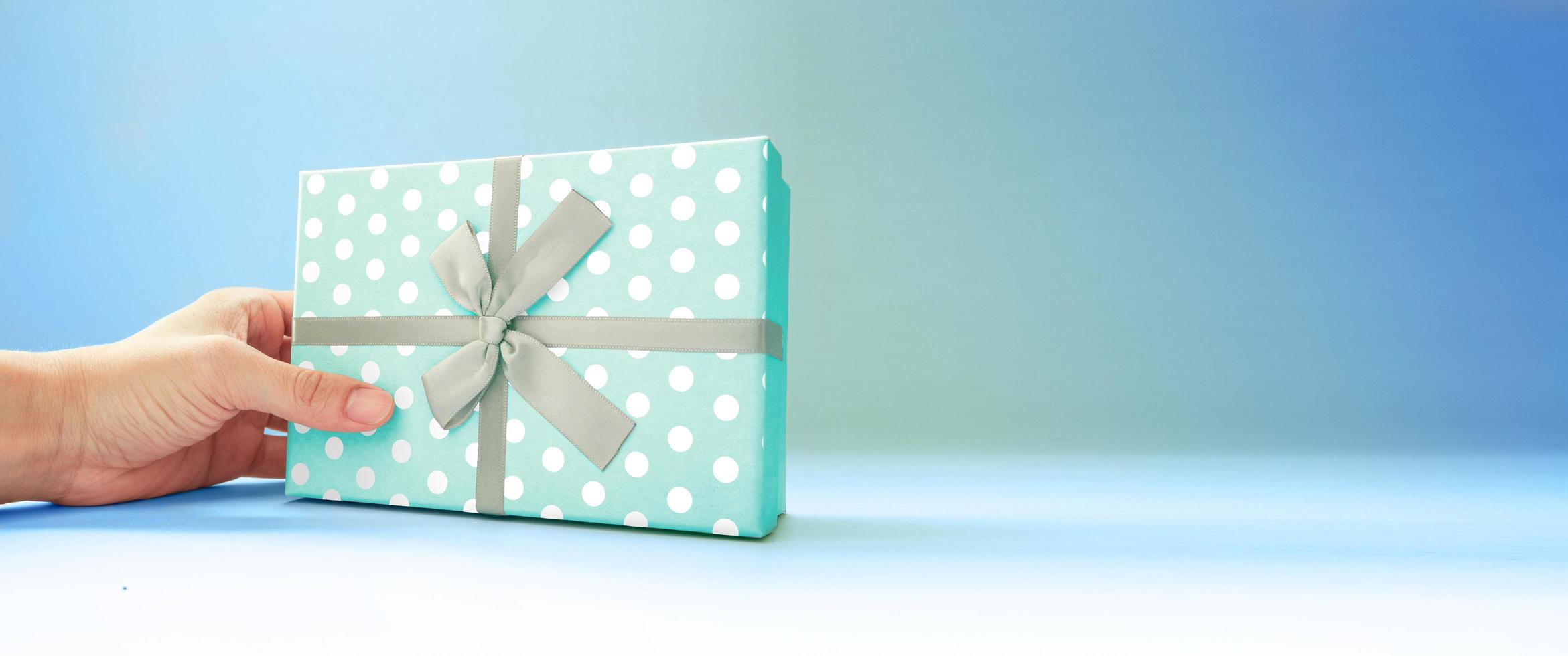 blaue Geschenkbox für Vatertag, Muttertag, Weihnachten, Geburtstag. foto