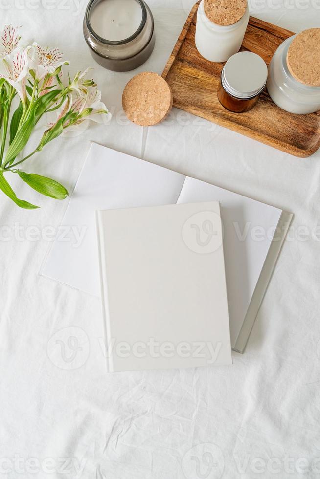 Buch, Kaffee und Blumen Draufsicht auf weißem Bett foto