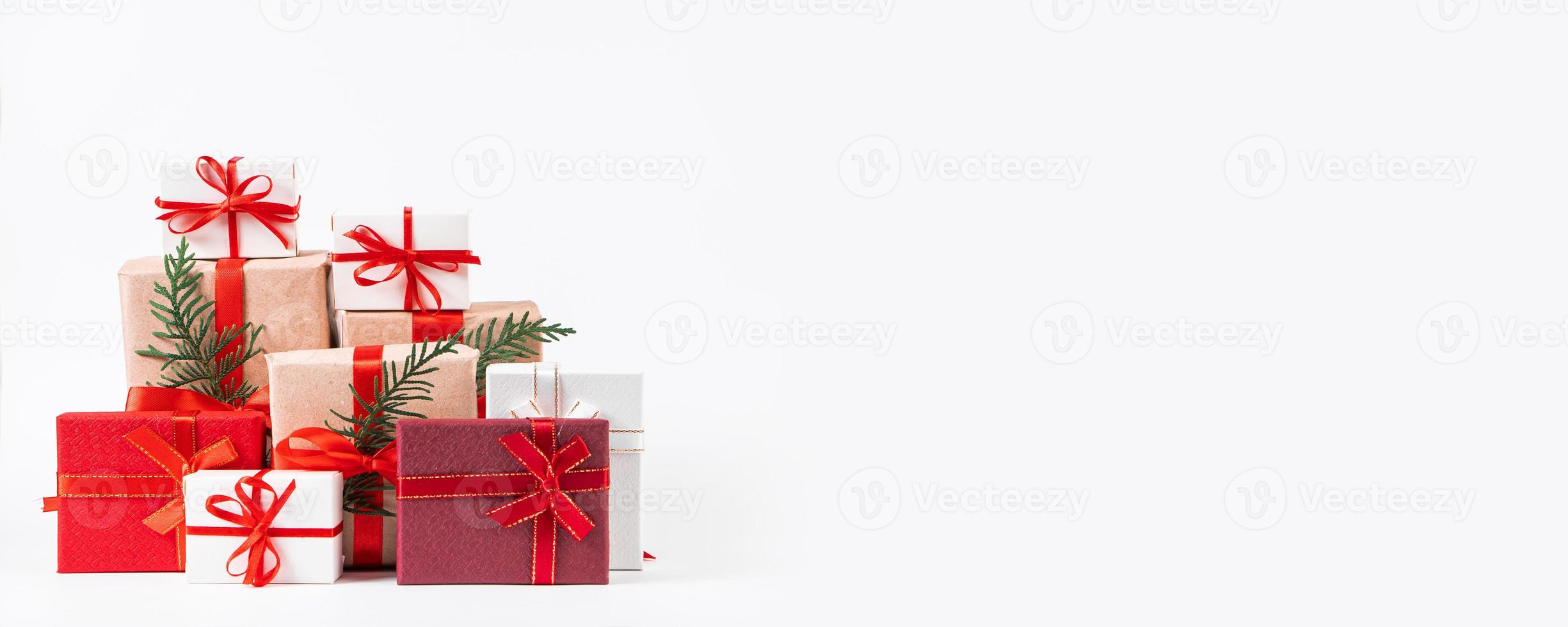 Stapel schöne Geschenkboxen auf weißem Hintergrund. foto