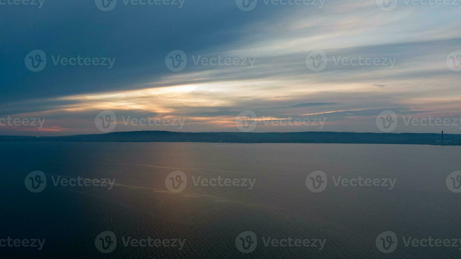 Antenne Aussicht auf Küste von Meer beim Sonnenuntergang im Helena Bucht, Nord Irland, Vereinigtes Königreich. foto