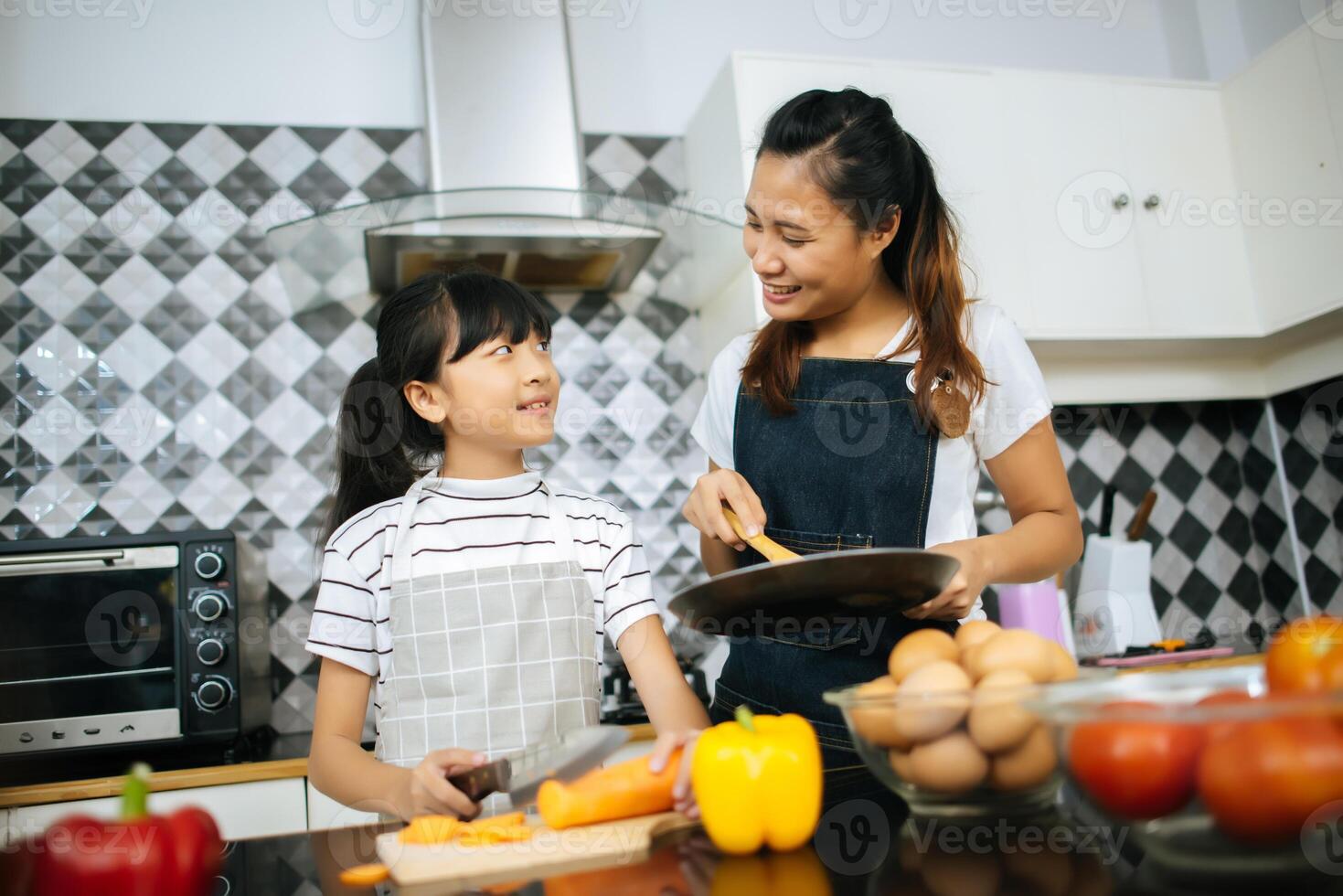 glückliche familie hilft beim gemeinsamen kochen in der küche zu hause. foto