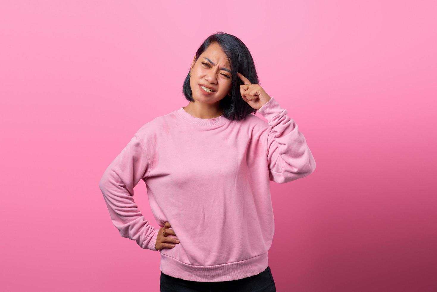 junge schöne frau hände nahe gesicht, denken, konzentrierte sich auf aufgabe. foto