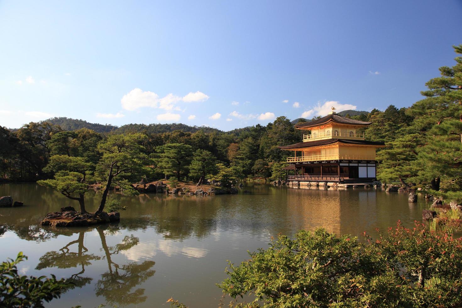 kinkakuji-tempel - goldener pavillon in kyoto japan foto