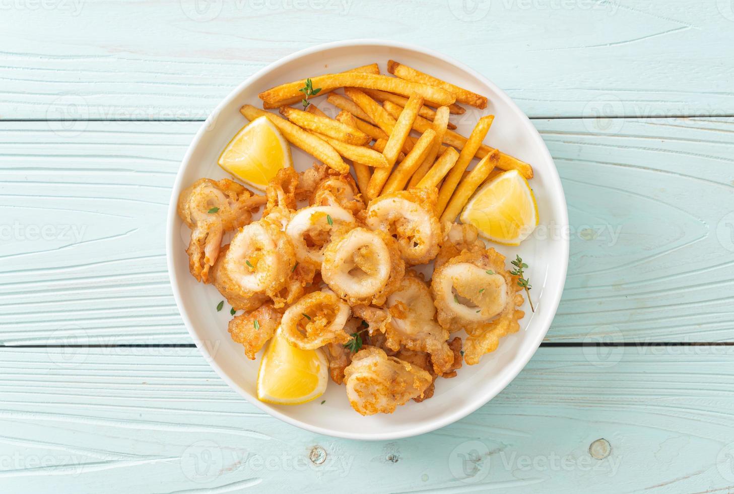 Teller mit Calamari und Pommes foto