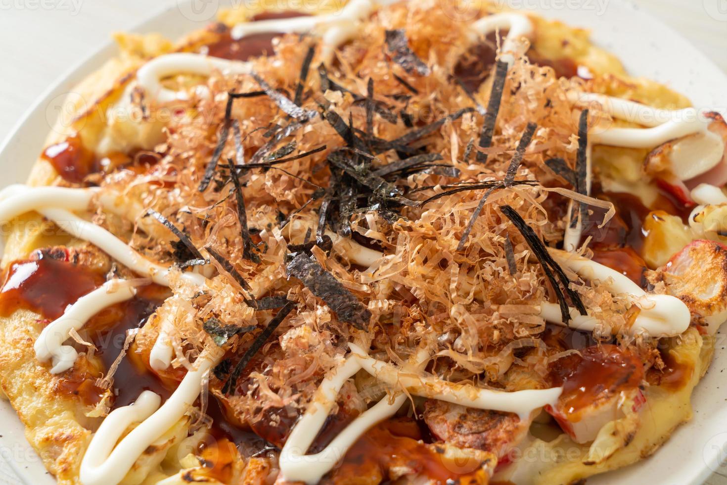 japanische traditionelle pizza namens okonomiyaki foto