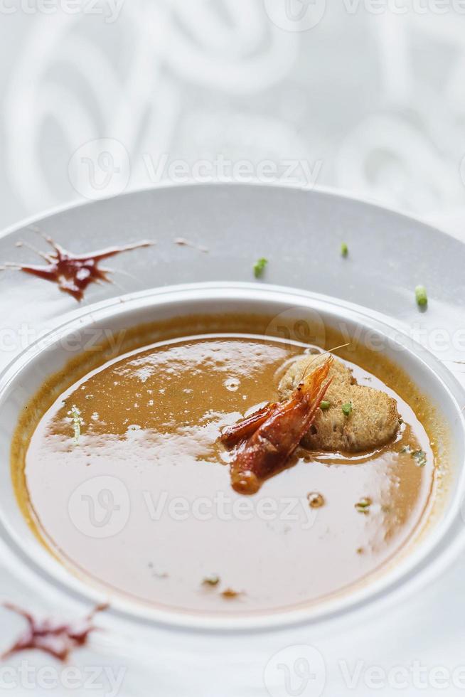 Gourmet cremig-würzige frische Meeresfrüchte-Garnelen-Suppe foto