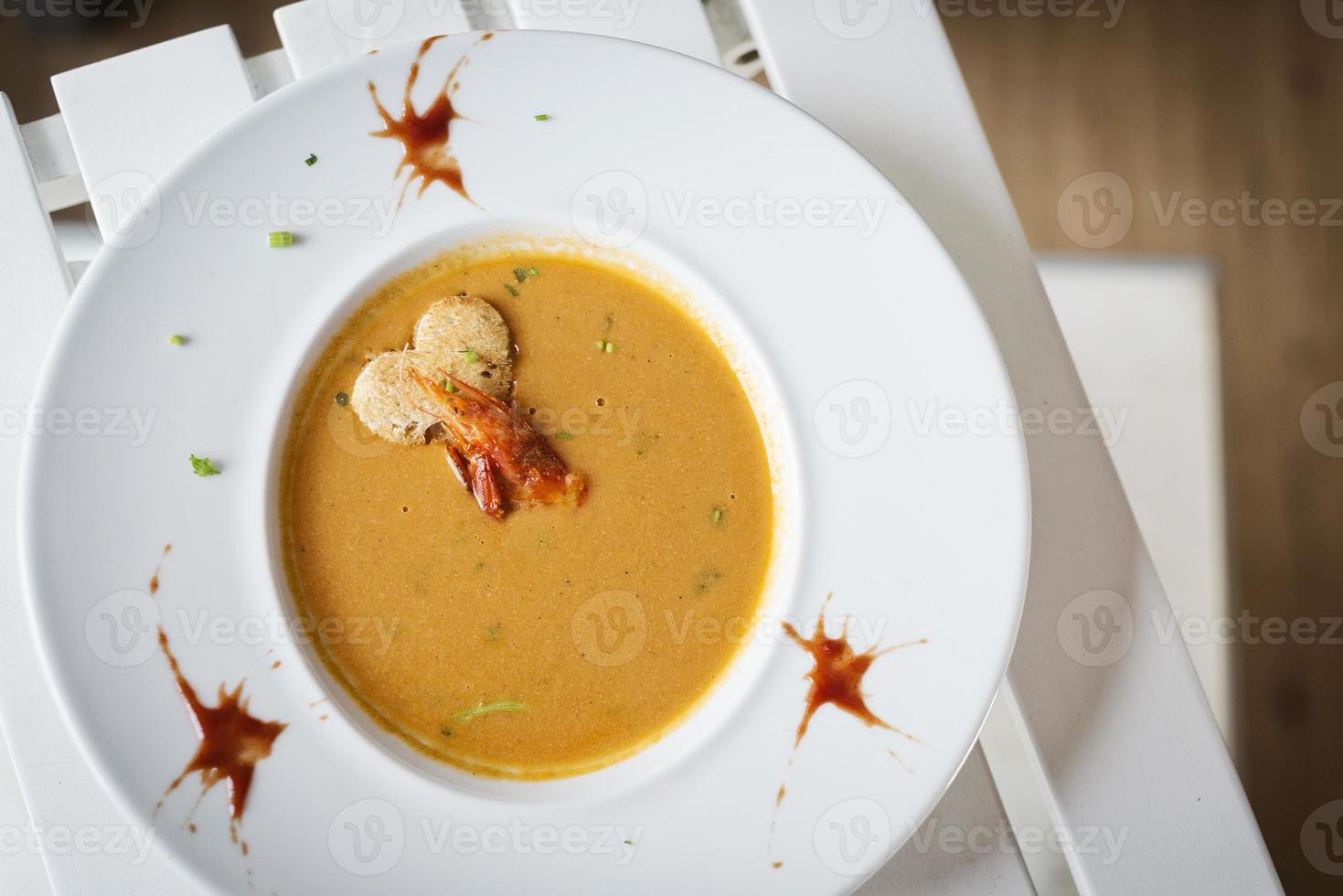 Gourmet cremig-würzige frische Meeresfrüchte-Garnelen-Suppe foto