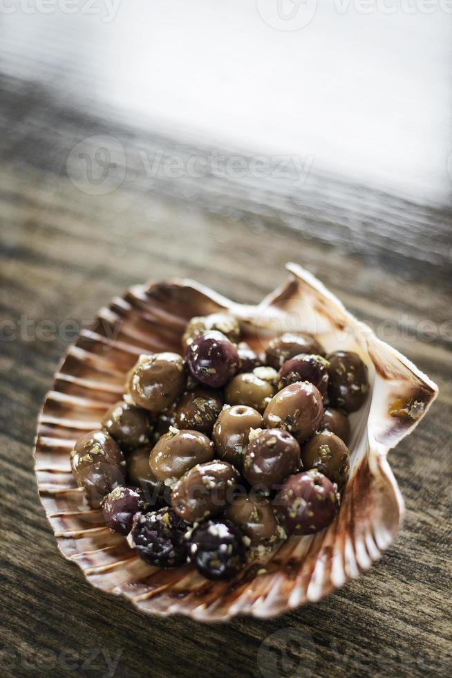 Gourmet-Knoblauch-Kräuter-marinierte frische Oliven Tapas-Snack-Vorspeise foto