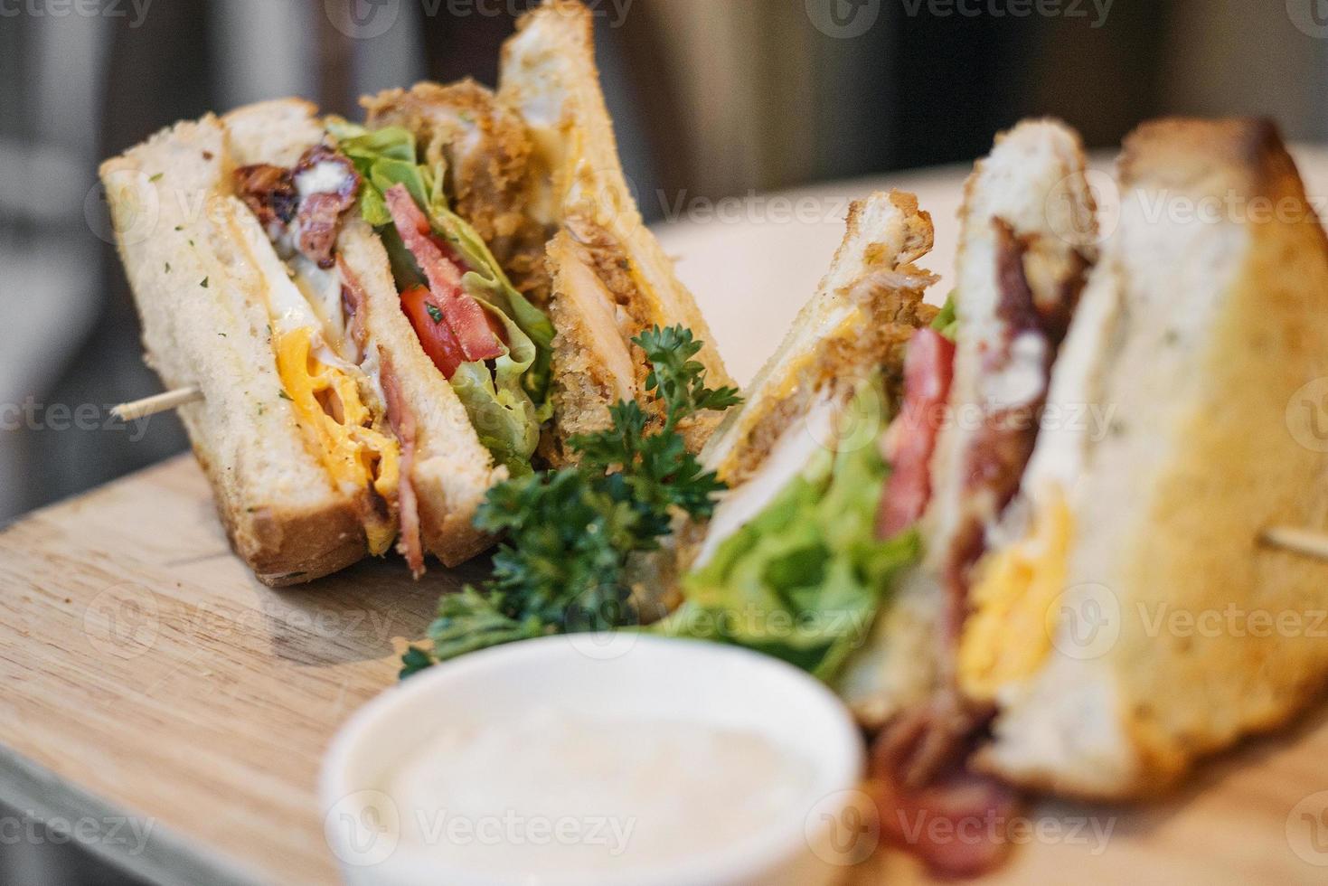 Chicken Burger Speck Eiersalat Club Sandwich Set Snack foto