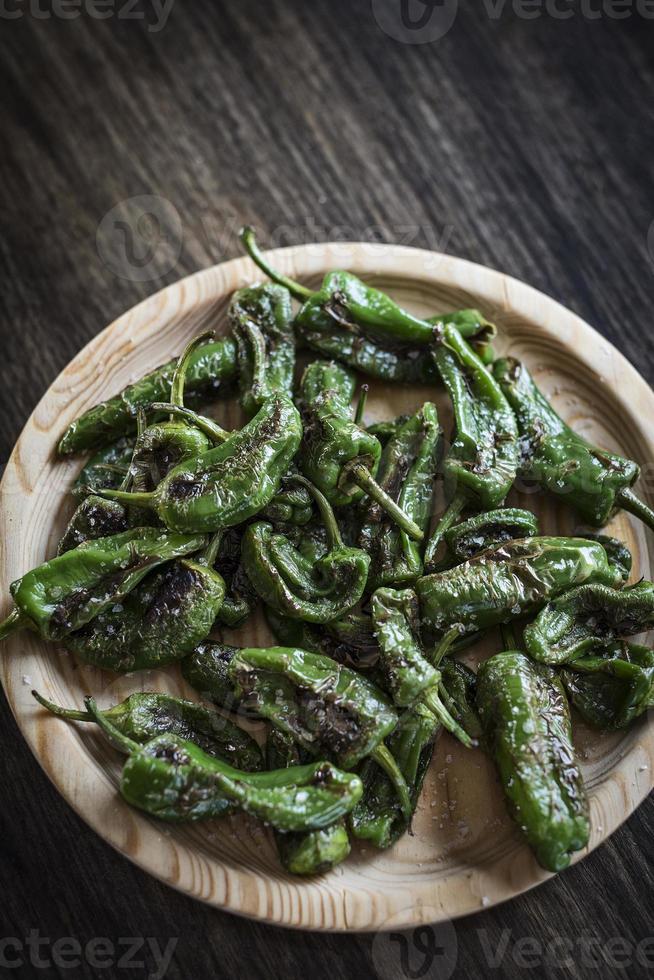 pimientos padron gegrillte grüne paprika spanisch einfacher tapas snack foto