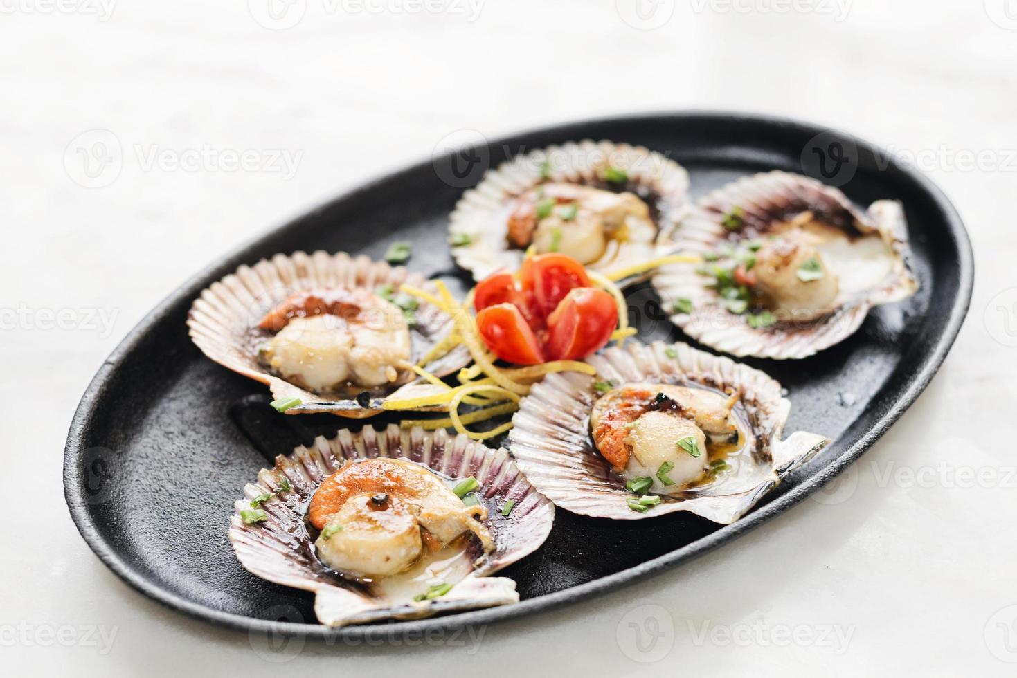 frisch gedämpfte Gourmet-Jakobsmuscheln mit asiatischem süß-sauer Meeresfrüchte-Snack foto