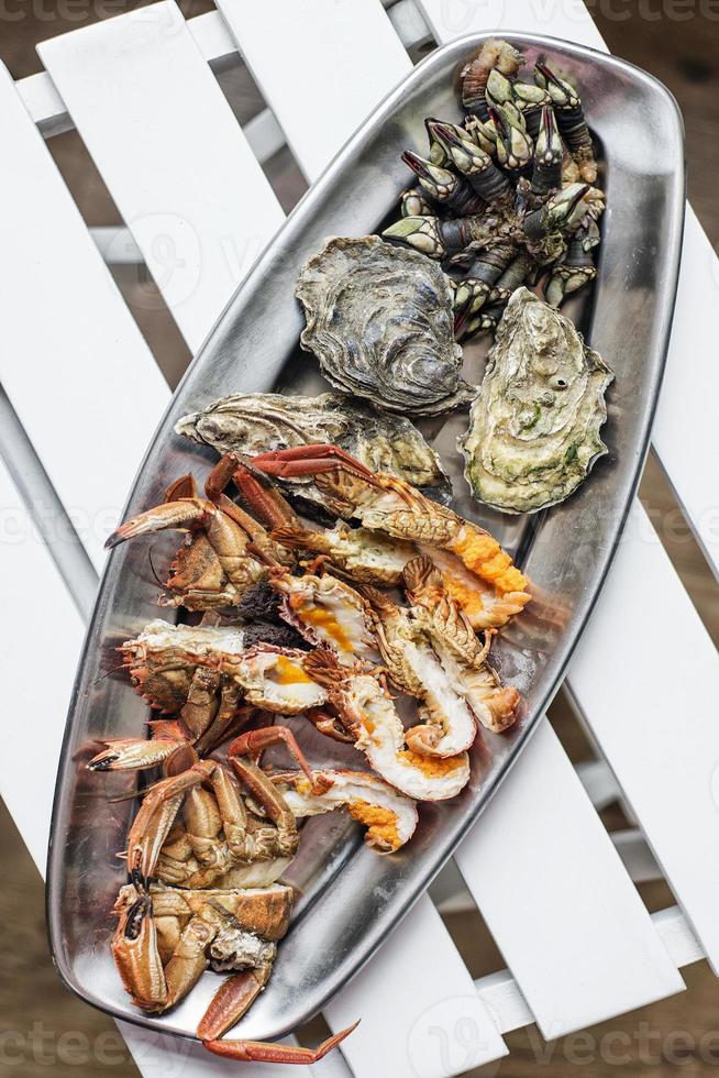 gemischte frische portugiesische Meeresfrüchte-Auswahl Gourmet-Set-Platten-Mahlzeit auf dem Tisch foto