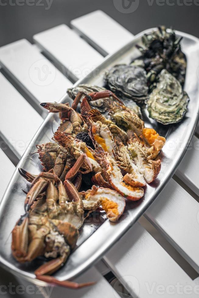 gemischte frische portugiesische Meeresfrüchte-Auswahl Gourmet-Set-Platten-Mahlzeit auf dem Tisch foto