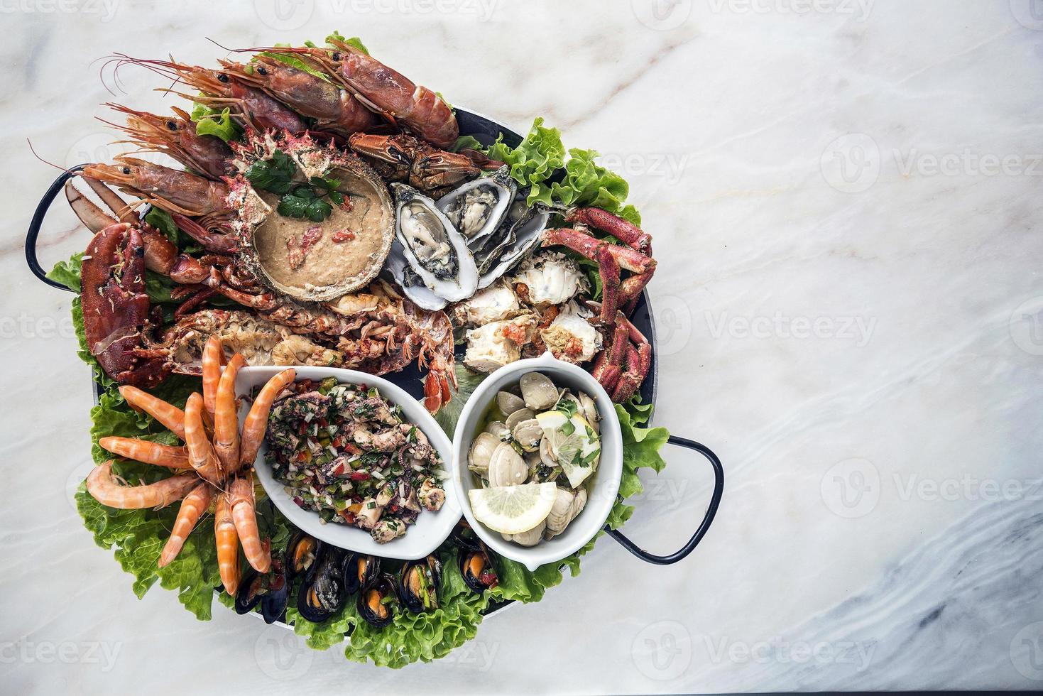 gemischte frische portugiesische Meeresfrüchte-Auswahl Gourmet-Set-Platten-Mahlzeit auf dem Tisch foto